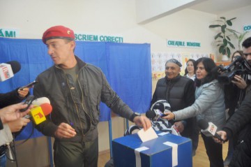 Mazăre a venit la vot alături de „amărâţii” de la Henri Coandă, pentru Port şi Cazinou